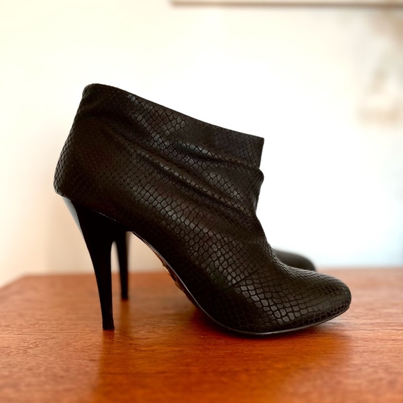 BETSY JOHNSON Slouch Bootie/Ankle Boot, Excellent Condition, Size 8M - Picture 9 of 13